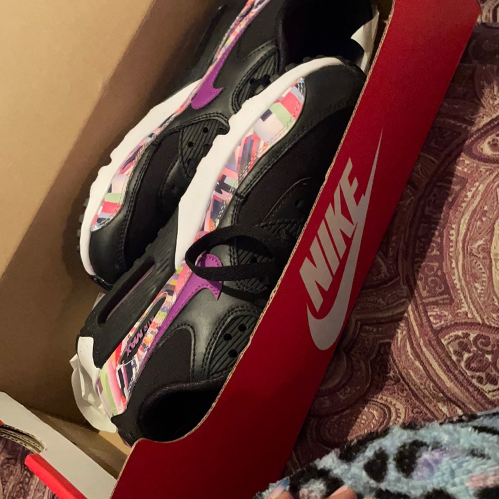 Women’s Nike size 6 like new in box